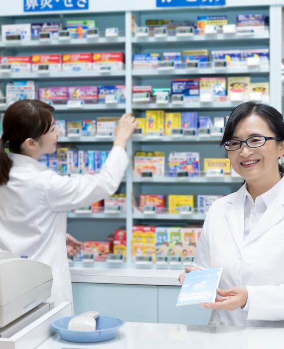 レジで顧客対応するスタッフ_1920